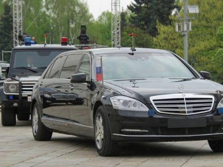 Xe hơi của Tổng thống Putin không đeo biển kiểm soát tại lễ nhậm chức của ông vừa qua.